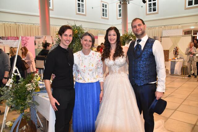 Michael Hinterhauser von Glanztanz, Veranstalterin Martina Wienberg mit dem Brautpaar Babsi und Benni. | Foto: Pricken