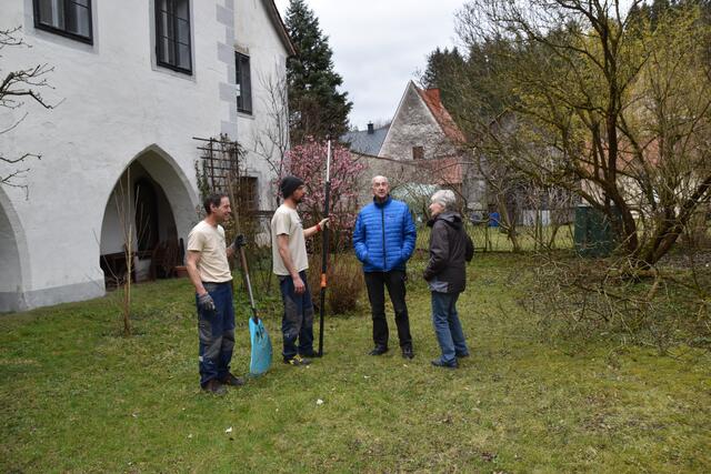 Perfekte Betreuung für den Garten in Gaming: Heidelinde und Gert Felsenstein (r.) mit den "Kreisläufern" Lukas Holzer (2.v.l.) und Markus Wurzer-Koch (l.) aus Scheibbs | Foto: Roland Mayr/MeinBezirk Scheibbs