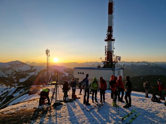Die Teilnehmer wurden mit dem Sonnenuntergang belohnt. | Foto: Bergrettung Spittal