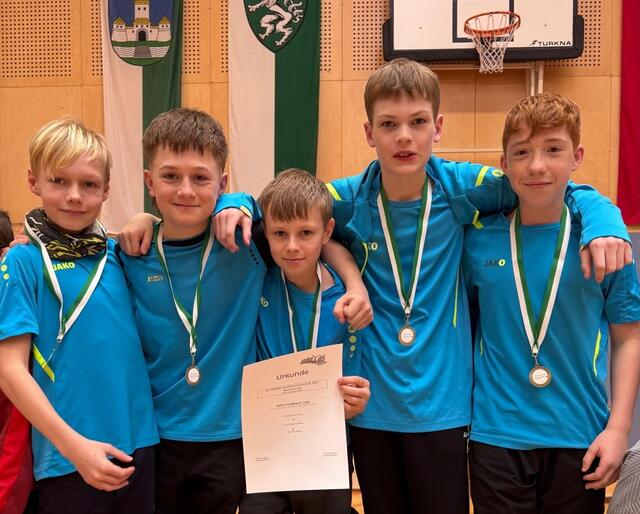 Die Buben der Klasse 2AB holten den ersten Platz bei den Geräteturnmeisterschaften in Weiz. | Foto: SMS Feldbach