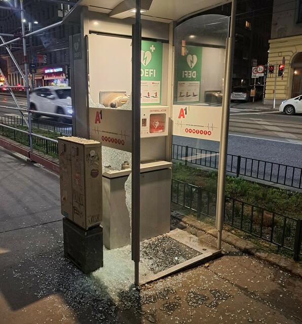 In dieser Telefonzelle am Rennweg zieht es derzeit.  | Foto: FPÖ Landstraße