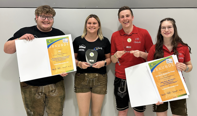 Florian Kozar und Anja Wurz, Sprengelleitungen von Vitis, sowie Florian Brunner und Jasmin Scherzer (v.l.), Sprengelleitungen der Volkstanzgruppe freuen sich zusammen über Gold und Silber. | Foto: Landjugend Bezirk Waidhofen/Thaya