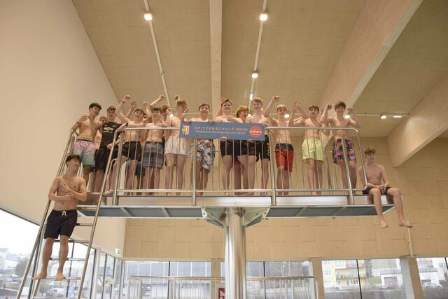 Die Schüler sind sichtlich erfreut über den Preis. | Foto: Walter Pechmann/TFS Haslach
