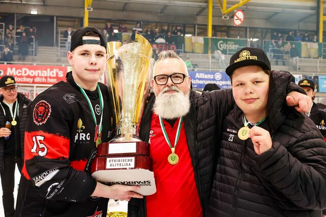 Ein sichtlich stolzer EVZ Obmann Christian Mayerl mit seinen beiden Söhnen Kilian und Maximilian. | Foto: Ripu