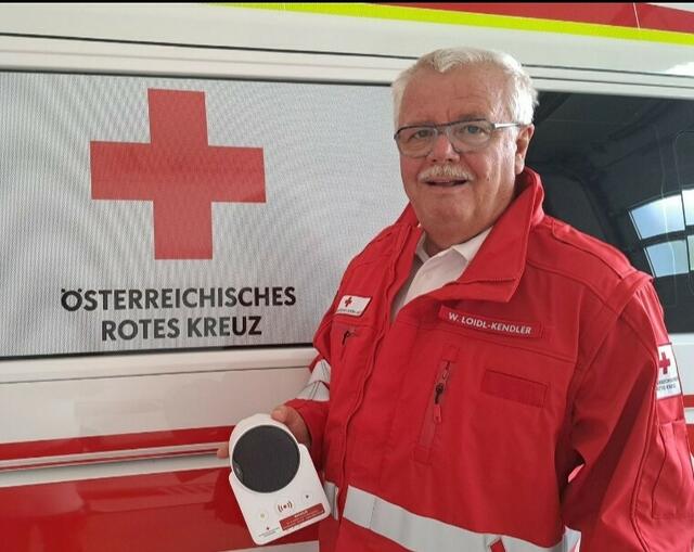Helfen macht glücklich und erweitert den Horizont: Wolfgang Loidl-Kendler aus Ebensee engagiert sich freiwillig als Rufhilfe-Monteur und bei Essen auf Rädern.  | Foto: OÖRK/Gmunden