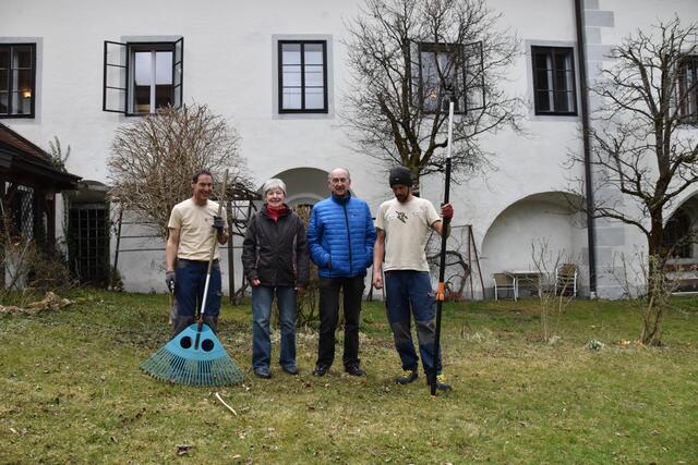 Perfekte Betreuung für den Garten in Gaming: Heidelinde und Gert Felsenstein (M.) mit den "Kreisläufern" Lukas Holzer (r.) und Markus Wurzer-Koch (l.) aus Scheibbs | Foto: Roland Mayr/MeinBezirk Scheibbs