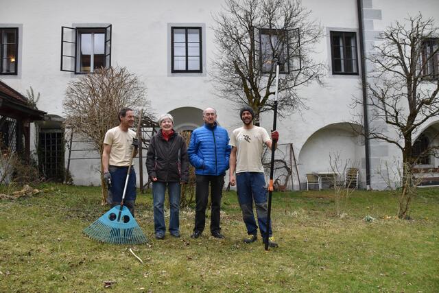 Perfekte Betreuung für den Garten in Gaming: Heidelinde und Gert Felsenstein (M.) mit den "Kreisläufern" Lukas Holzer (r.) und Markus Wurzer-Koch (l.) aus Scheibbs | Foto: Roland Mayr/MeinBezirk Scheibbs