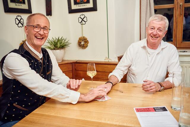 Gerhard Mayr (Linzer Tarockakademie) und ORF-Legende Roland Adrowitzer beim Abheben der Karten. | Foto: Energie AG/Mathias Lauringer