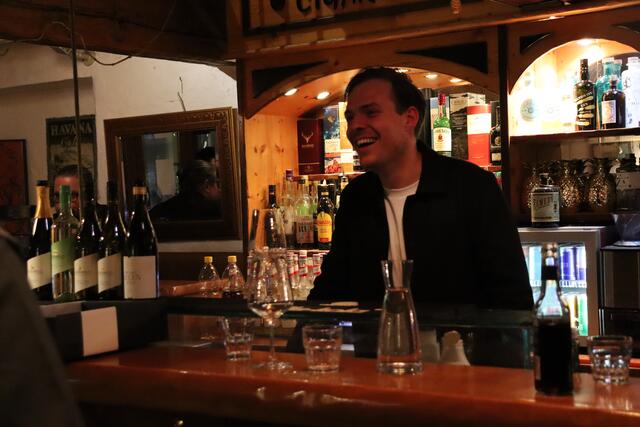 Michael Liegenfeld, bekannt für seine erstklassigen Weine aus dem Burgenland, begrüßte die Gäste persönlich und führte sie mit viel Charme, Fachwissen und einer Prise Humor durch das abwechslungsreiche Programm. | Foto: Alejandra Ortiz