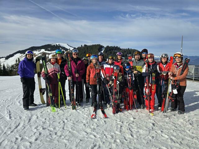 Die Mitarbeiterinnen und Mitarbeiter des Diakoniewerks und ihre Familien freuten sich über die Unterstützung seitens Glungezer und Wildschönauer Bergbahnen. | Foto: Diakoniewerk