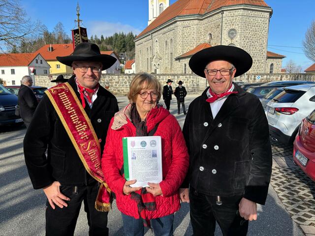 Die Enkelin des Vereinsgründers Matthias Zauner, Karoline Köstlinger flankiert von Obmann Holzbau-Meister Klaus Gruber und seinem rührigen Stellvertreter Siegi Kasbauer.
