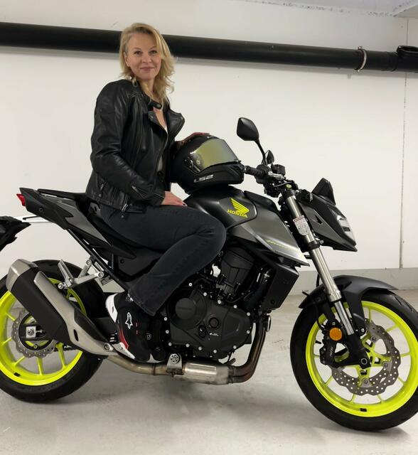 Organisatorin Daniela Bara bietet Biker-Workshops nur für Frauen an. Nun auch einen in Graz. Der Workshop richtet sich an Motorradfahrerinnen, die lernen möchten, wie sie ihr Fahrzeug eigenständig pflegen und warten können – ganz ohne Vorkenntnisse.  | Foto: Bara
