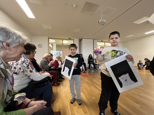 Als Dank für die Spende: Schülerinnen und Schüler sangen Lieder und präsentierten Zeichnungen und Bastelarbeiten. | Foto: Brückenschule