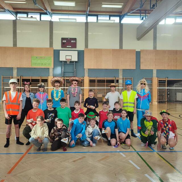 Verkleidet traten die Badmintonspielerinnen und Badmintonspieler in einem Spaßturnier gegeneinander an. | Foto: SMS Feldbach
