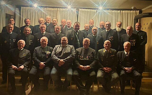 Sitzend – EHBO Otto Steindorfer, HBO Walter Kirchsteiger, gf.GR Franz Toifl, Bez. Verbandsobmann Johann Lehner, Bataillonskommandant Hans-Peter Hohlweg, EBO Maximilian Mekul – dahinter Funktionäre und Kameraden aus dem ÖKB-Bezirksverband Mistelbach. | Foto: ÖKB