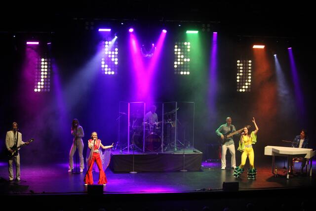 Die Künstler von „The Magic of ABBA“ bringen am 28. März die größten ABBA-Hits live auf die Bühne der Eventhalle Wolfsberg. | Foto: MeinBezirk.at/Hofmüller