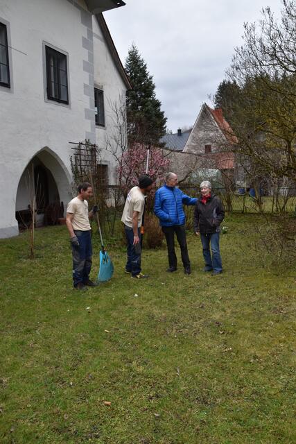 Perfekte Betreuung für den Garten in Gaming: Heidelinde und Gert Felsenstein (r.) mit den "Kreisläufern" Lukas Holzer (2.v.l.) und Markus Wurzer-Koch (l.) aus Scheibbs | Foto: Roland Mayr/MeinBezirk Scheibbs