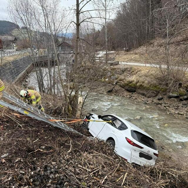 Der Pkw fuhr zwischen einer Leitplanke und einer Holzhütte hindurch, durchbrach mehrere Meter Dickicht und stürzte anschließend in das Bachbett der Leoganger Arche wo das Fahrzeug gegen einen Baum prallte und schlussendlich zum Stillstand kam. | Foto: Freiwillige Feuerwehr Leogang