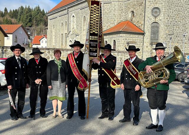 Josef Dirmhirn (rechts) blies auf seiner Tuba den Schardenberger Zimmerern beim heurigen Josefitreffen sprichwörtlich „den Marsch“: Von links, 1. Vorstand Martin Gruber aus Deggendorf, Sepp Lokota aus Passau, Fahnenmutter Roswitha Hell, Obmann Klaus Gruber, 1. Fähnrich Günther Pichler und 2. Fähnrich Zimmerermeister Johann Pretzl.