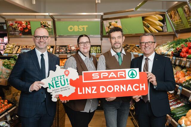 Jakob Leitner (r.), Geschäftsführer der SPAR-Zentrale Marchtrenk, und Bürgermeister Dietmar Prammer (l.) freuen sich gemeinsam mit Marktleiter Georgy Bakos und Stellvertreterin Elisabeth Gimpl über die Wiedereröffnung des Spar-Supermarktes in Dornach. | Foto: Spar