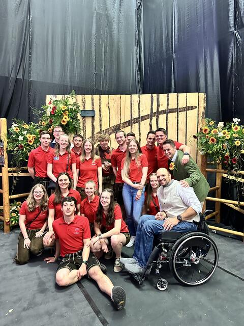 Mitglieder der Volkstanzgruppe gemeinsam mit dem geschäftsführenden Gemeinderat aus Gastern, Michael Meier und Nationalratsabgeordneten Lukas Brandweiner. | Foto: Landjugend Bezirk Waidhofen/Thaya