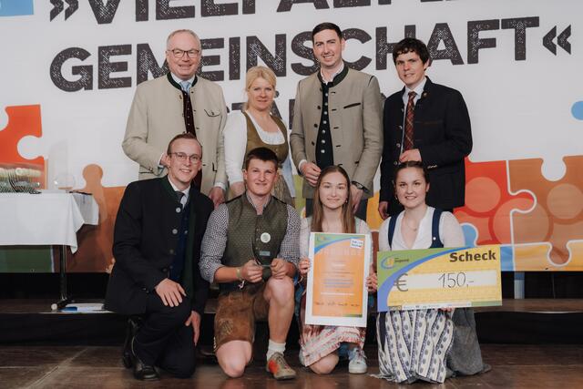 Silber für Karlstein: Markus Höhlmüller, David Resl, Medea Walch, Sabine Pfeisinger (knieend) mit Stephan Pernkopf, Irene Neumann-Hartberger, Alexander Bernhuber und Hannes Bühringer (stehend, jeweils v.l.) | Foto: Landjugend NÖ/Sophie Balber