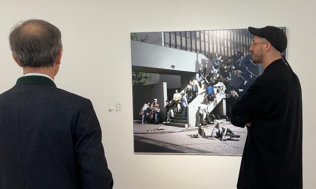 Tsetinis' Kompositionen verweisen bewusst auf Bereiche jenseits des unmittelbar festgehaltenen Moments, was den Betrachtern Räume voller Assoziationen eröffnet. | Foto: Carmen Kurcz