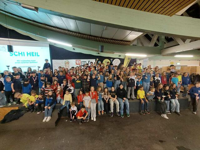 Die Teilnehmerinnen und Teilnehmer des Ehrnbergcups bei der Siegerehrung in der Hahnenkammhalle.