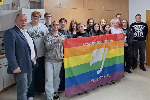 Bezirksvorsitzender SPÖ Zwettl, SJ Vorsitzender Leonard Ioan Borza, Gemeinderat Emmerich Temper und das Team der SJ Zwettl | Foto: SPÖ Zwettl