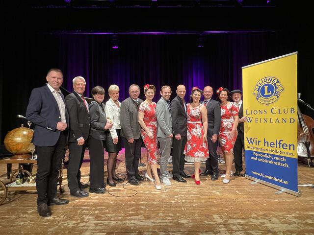 Fröhliche Ehrengäste, Veranstalter und Akteure nach dem Konzert: v. l. Stefan Lang, Clubmeister Helmut Schneider, Sabine Fasching, Elisabeth Schüttengruber-Holly, Richard Hogl, Isabel, Georg Ecker, Präsident Jürgen Recher, Ulrike, Vizepräsident Georg Leeb, Eva, Aaron  | Foto: Lions Club