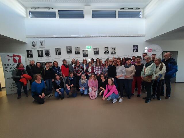 Rund 50 Gäste lauschten den historischen Geschichten von Stadtarchivarin Elisabeth Moll, MBA
(vorne l.) über Zwettler Frauen der Geschichte. | Foto: Yvonne Steger