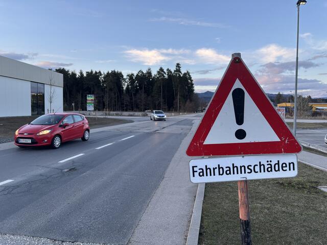 In vielen Gemeinden rund um Klagenfurt gehören Fahrbahnschäden zum Alltag. Leider fehlt meistens das Geld für drigende Sanierungen.  | Foto: MeinBezirk.at