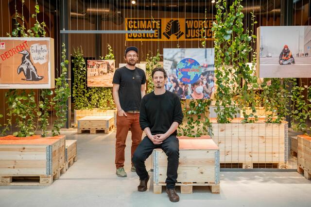 Stephan Rosinger und Philip Templ in der neu errichteten Ausstellung 'Energiewende'. | Foto: J. Ludwig