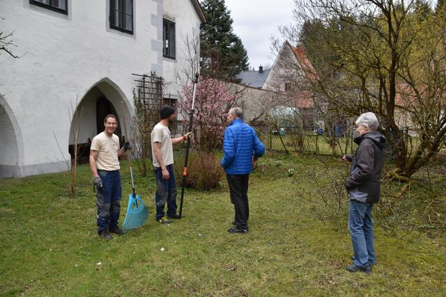 Perfekte Betreuung für den Garten in Gaming: Heidelinde und Gert Felsenstein (r.) mit den "Kreisläufern" Lukas Holzer (2.v.l.) und Markus Wurzer-Koch (l.) aus Scheibbs | Foto: Roland Mayr/MeinBezirk Scheibbs
