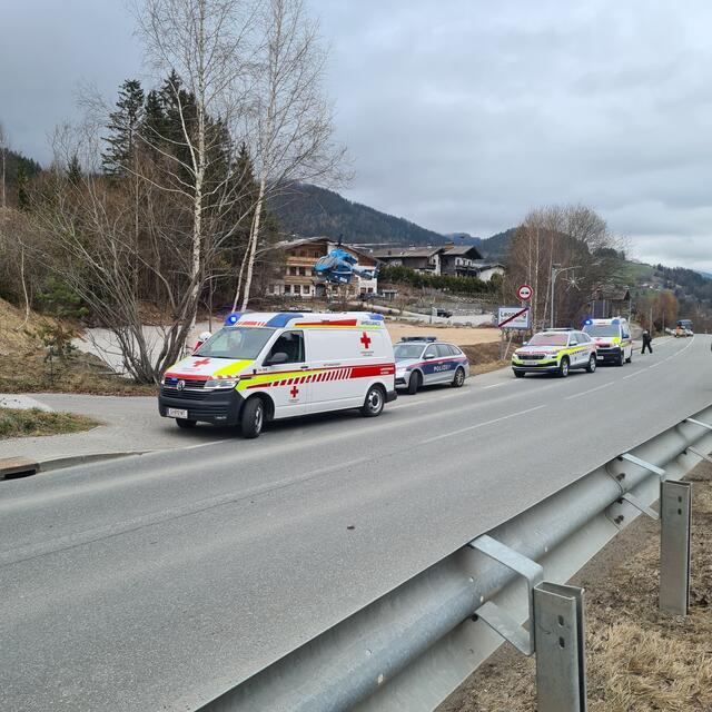 Nach der medizinischen Erstversorgung an der Unfallstelle brachte ein Rettungswagen und der Notarzthubschrauber Martin 6 die beiden Verletzten in das Krankenhaus Zell am See und in das Klinikum St. Johann in Tirol. | Foto: Freiwillige Feuerwehr Leogang