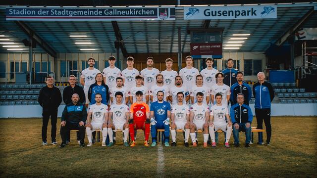 Pünktlich vor dem Rückrundenstart warfen sich die SVG-Kicker in die blau-weiße Wäsche und posierten für das neue Mannschaftsfoto. | Foto: Zöchbauer