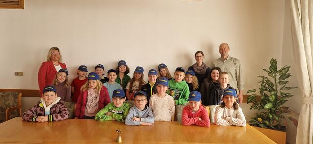 Die Schüler Florentina Bauer, Julian Bind, Fabian Danzinger, Hanna Grosch, Matthias Harrer, Niklas Hofstätter, Marlene Hutterer, Mia Kadrnoschka, Amalia Narozny, Simon Nigischer, Pia Permoser, Daniel Pfabigan, Gabriel Rieger, Paula Rutter, Felix Strobl, Johanna Strohmer, Lina Theurer, Marie Wingelhofer und Norah Zehetner mit Lehrerin Birgit Stumberger, Stadtamtsdirektorin Simone Erhart (l.) und Bürgermeister Franz Fischer (r) | Foto: Stadtgemeinde Raabs