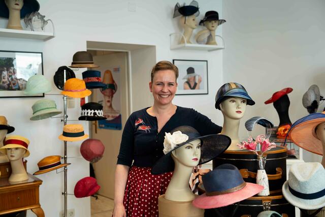 Die gebürtige Dänin Christina Lichy hat in Wien ihren Traumjob als Hutmacherin verwirklicht.  | Foto: Martin Baumgartner