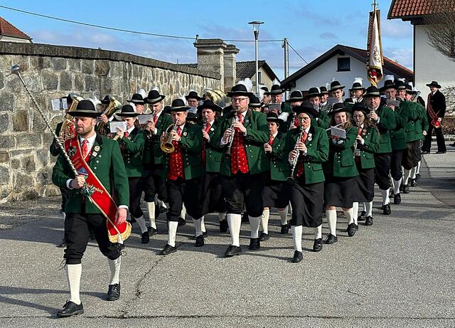  „Rescher Aufmarsch“: Das starke Ensemble der Marktmusikkapelle Schardenberg zog den Festzug an.