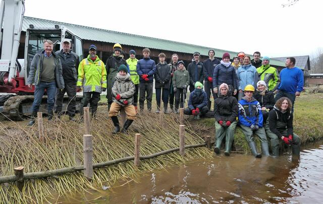 Die Schülerinnen und Schüler der HLUW Yspertal, Lehrpersonal und Vertreter der Wildbachverbauung beim Baupraktikum naturnahe Ufersicherung in Yspertal. | Foto: WLV