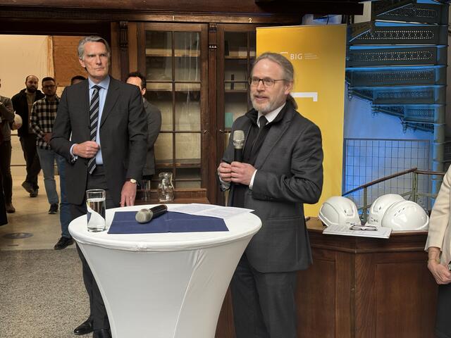 Nikolaus Rappert spricht von einer Bibliothek der dritten Epoche.  | Foto: Fabian Franz/MeinBezirk