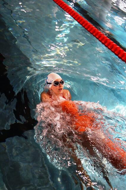 Julia Gewolf beim retten der Tauchpuppe