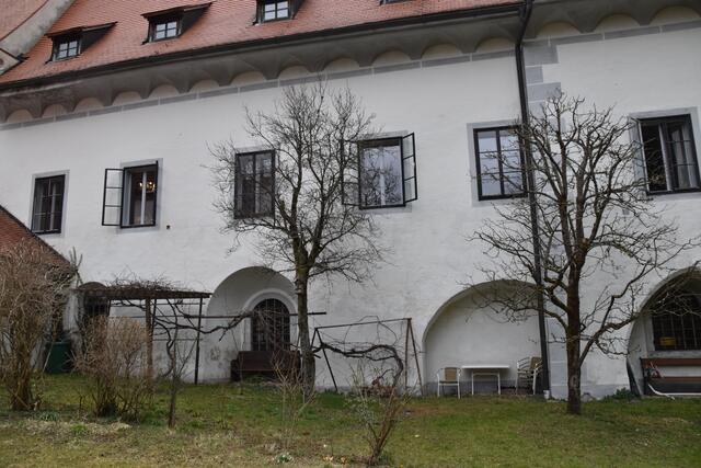 Der Garten von Heidelinde und Gert Felsenstein in Gaming befindet sich unmittelbar hinter der Kartause. Dort, wo sich die beiden Senioren heute entspannen, befand sich einst der Friedhof der hier ansässigen Mönche. | Foto: Roland Mayr/MeinBezirk Scheibbs