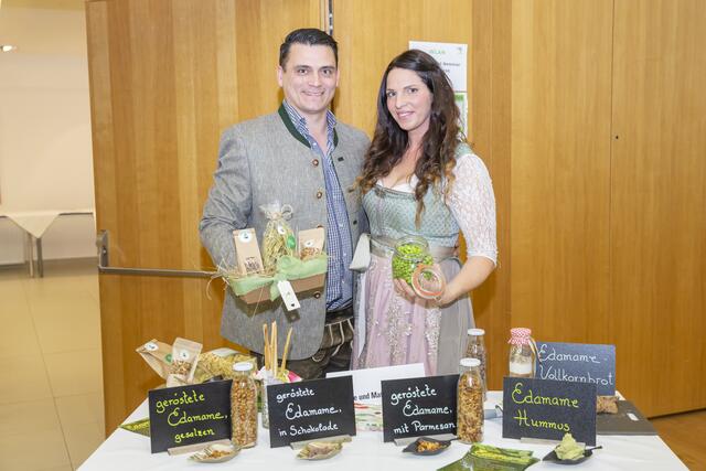 Setzen bereits auf Käferbohnen-Alternativen wie Edamame: Matthias und Denise Janisch  | Foto: Janisch/Vifzack