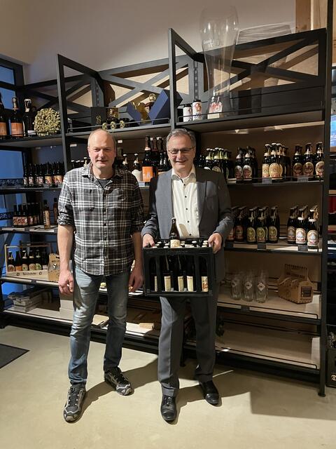 Neuhaus' Bürgermeister Stephan Dorn (r.) holte von Braumeister und Deibl-Enkel Rudi Hirz die ersten Tragerl Deibl-Bier heim nach Neuhaus am Inn. | Foto: Hirz
