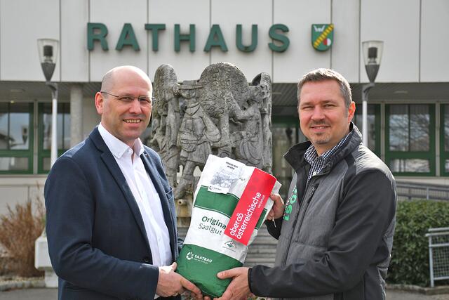  OÖ Versicherung-Kundenberater Roland Essbichl gemeinsam mit Paschings Bürgermeister Markus Hofko. | Foto: OÖ Versicherung