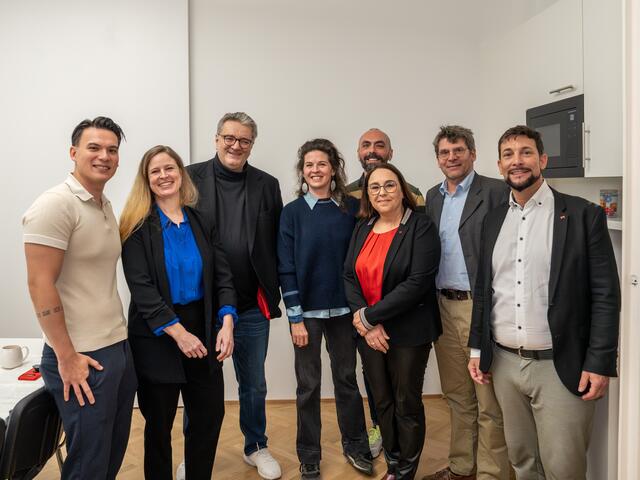 Gesundheitsstadtrat Peter Hacker (zweiter von l.), Bezirksvorsteher-Stellvertreterin Julia Lessacher (r.) und Bezirksvorsteher Markus Rumelhart (r., alle SPÖ) statteten dem Primärversorgungszentrum einen Besuch ab.  | Foto: Valentina Marinelic/MeinBezirk