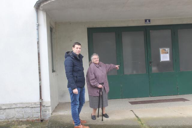 Rosa Arbes geboren in Sitzenhart, mit Bürgermeister Florian Hinteregger vor dem ehemaligen Sitzendorfer Kino. | Foto: arbes