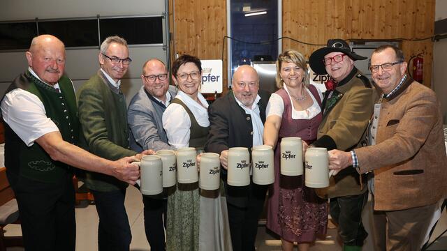 Josef Kreuzer, Peter Zieher, Markus Birnleitner, Manuela Gschwandtner, Christian Mayr, Bettina Kreuzer, Conrad Seidl, Herbert Seiringer (v.l.). | Foto: Helmut Klein