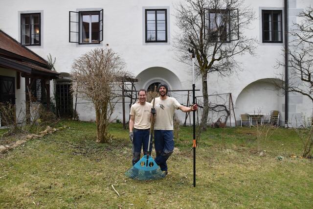 Perfekte Betreuung für den Garten in Gaming: Die "Kreisläufer" Lukas Holzer (r.) und Markus Wurzer-Koch (l.) aus Scheibbs | Foto: Roland Mayr/MeinBezirk Scheibbs